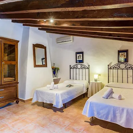 Villa Sleeps 8 Pool Air Con Wifi *